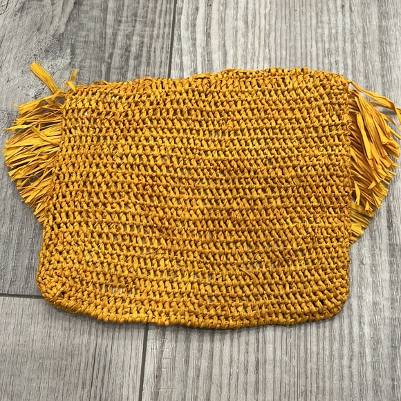 🌞 Mustard Gold Yellow Straw Clutch 🌞 - Picture 3 of 6